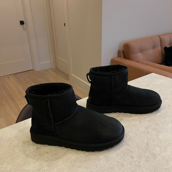 New UGG Women’s Black Classic Mini II Boot, Size 6 - Picture 7 of 13